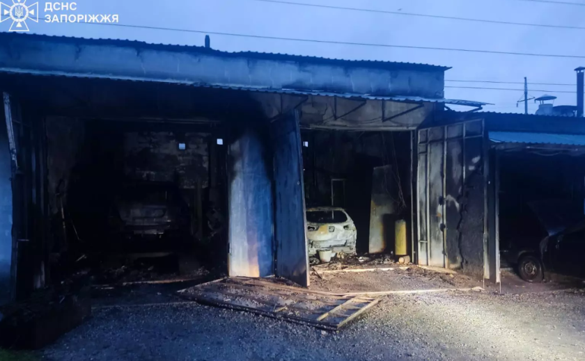 У Запоріжжі горіли гаражі з автомобілями всередині У Запоріжжі горіли гаражі з автомобілями всередині