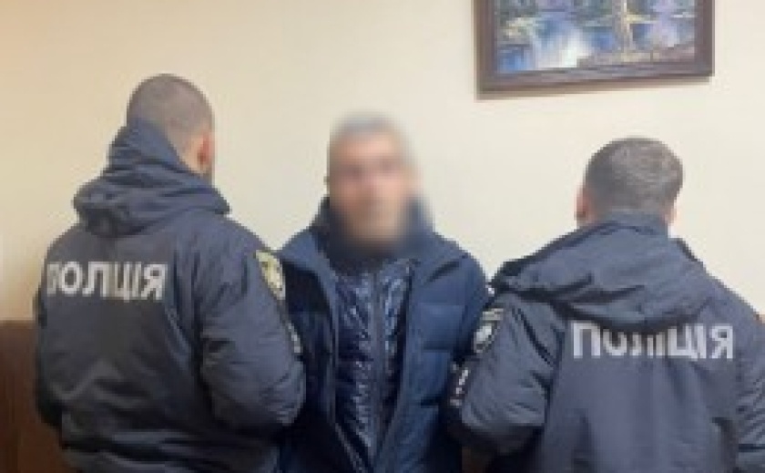 Поліцейські Дніпра затримали підозрюваного чоловіка за вбивство місцевого жителя