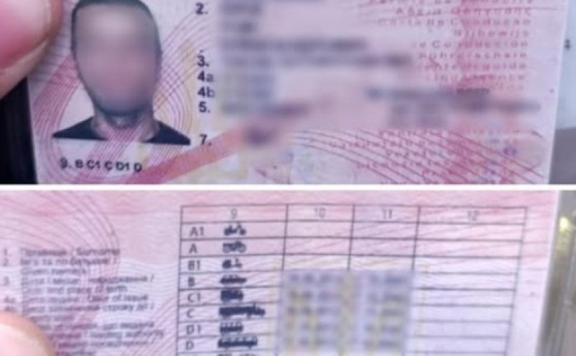 Водійське посвідчення з ознаками підробки виявили патрульні Запоріжжя у керманича