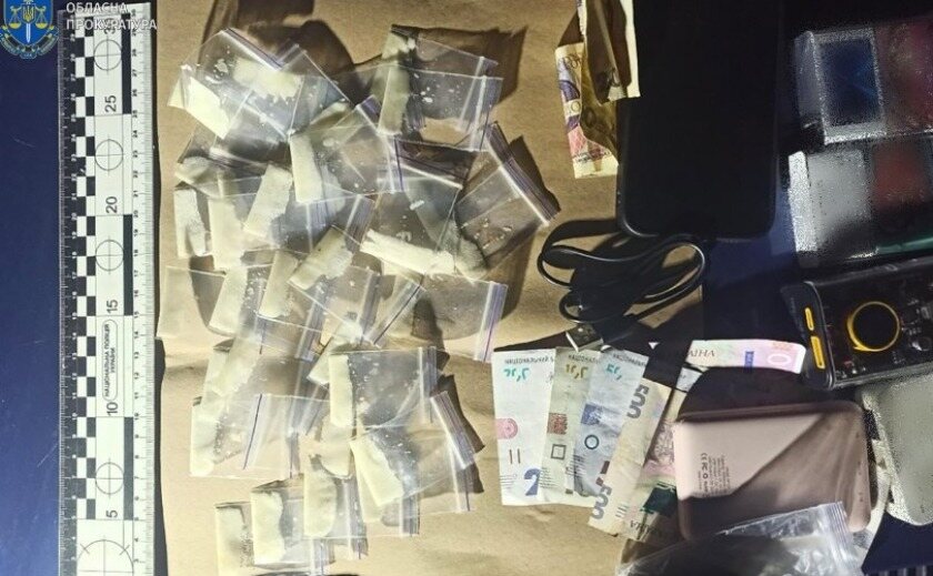 У Запоріжжі викрито збувача наркотиків, який мав при собі 92 зіп-пакетів із метамфетаміном