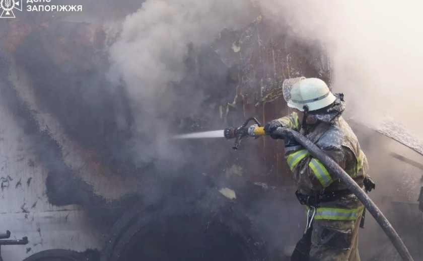 Запорізькі рятувальники ліквідували пожежу на складі з обладнанням та паливно-мастильними матеріалами