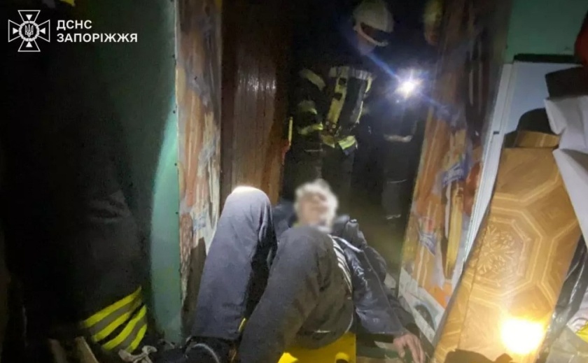 У Запоріжжі співробітники ДСНС надали допомогу літньому чоловікові, який упав у погріб У Запоріжжі співробітники ДСНС надали допомогу літньому чоловікові, який упав у погріб