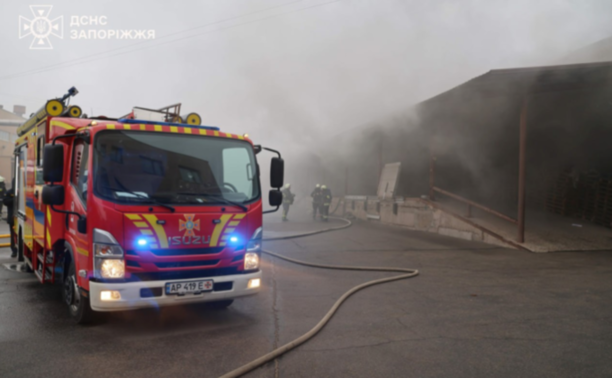 Вогнеборці Запоріжжя ліквідували масштабну пожежу у складському приміщенні та врятували двох жінок