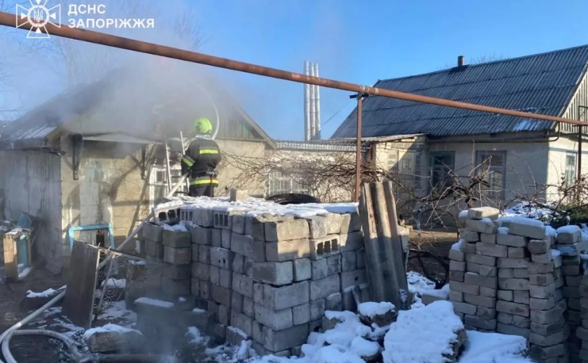 У Запорізькому районі через коротке замикання електромережі зайнявся будинок У Запорізькому районі через коротке замикання електромережі зайнявся будинок