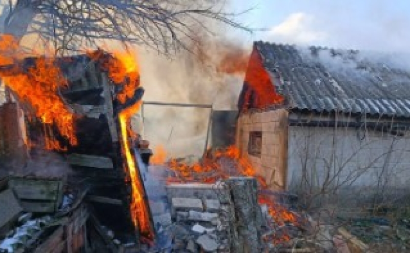 Пожежа через коротке замикання електромережі: у Запоріжжі горів житловий будинок