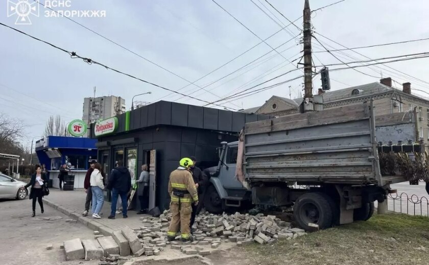 У Запоріжжі вантажівка в’їхала у продуктовий магазин: продавчиня та перехожий отримали травми