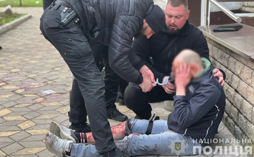 У Запоріжжі 44-річний чоловік напав на поліцейських з ножем: деталі