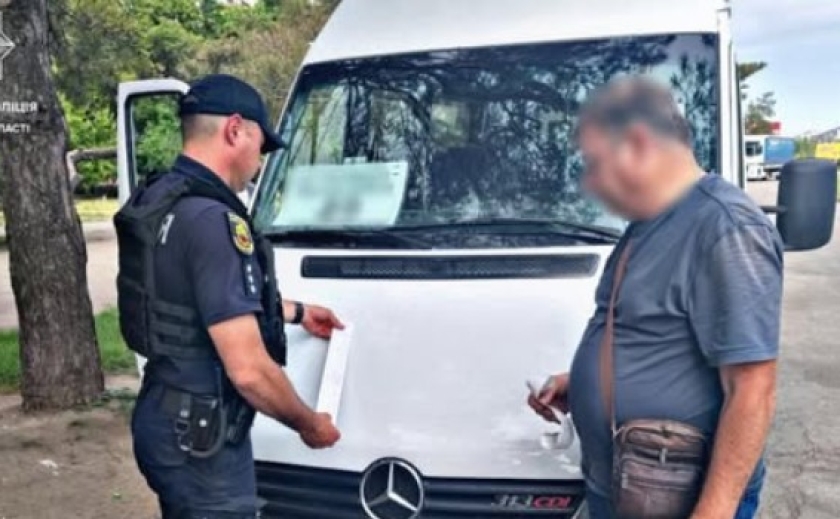 Community policing: патрульні Запоріжжя винесли постанову на водія громадського транспорту, який порушив ПДР Community policing: патрульні Запоріжжя винесли постанову на водія громадського транспорту, який порушив ПДР