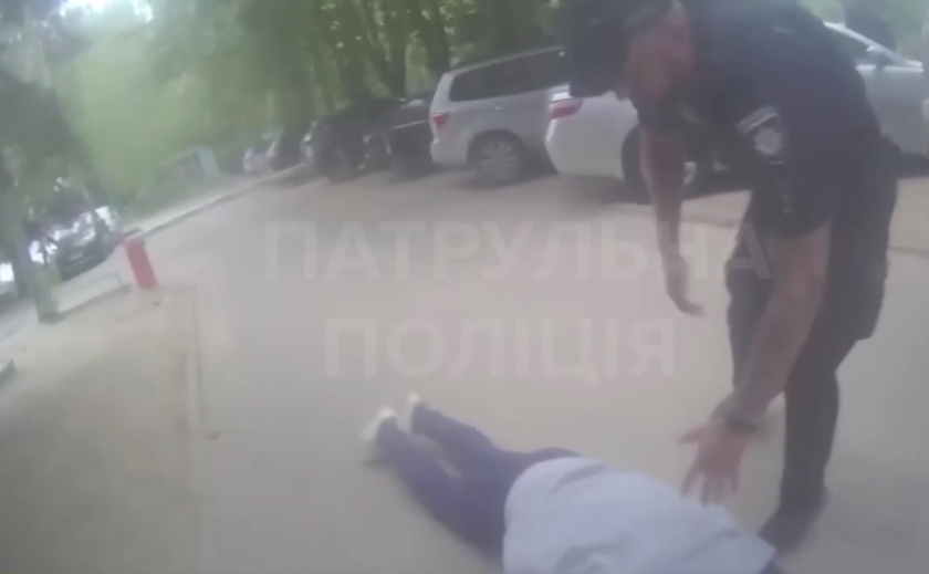 Патрульні Запоріжжя врятували чоловіка з епілептичним нападом