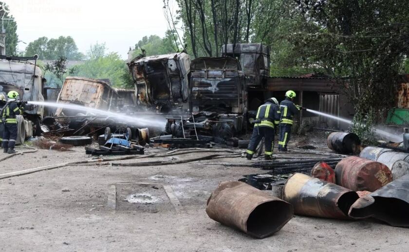 Загальна площа склала 100 кв.м: у Запоріжжі рятувальники ліквідували пожежу на території приватного підприємства