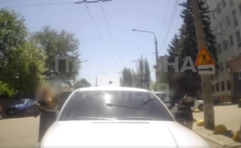 У Запоріжжі патрульні організували супровід машини, в якій знаходилася дитина з високою температурою