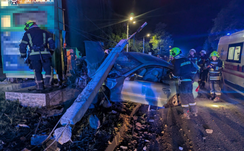Рятувальники Запоріжжя деблокували мотоцикліста, який опинився під легковиком внаслідок ДТП Рятувальники Запоріжжя деблокували мотоцикліста, який опинився під легковиком внаслідок ДТП