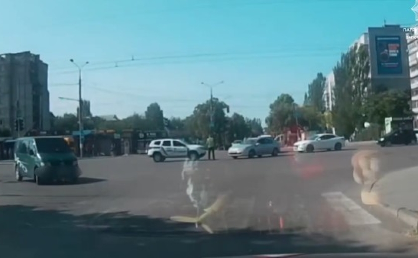 У Запоріжжі двоє водіїв проігнорували сигнали регулювальника під час хвилини мовчання У Запоріжжі двоє водіїв проігнорували сигнали регулювальника під час хвилини мовчання