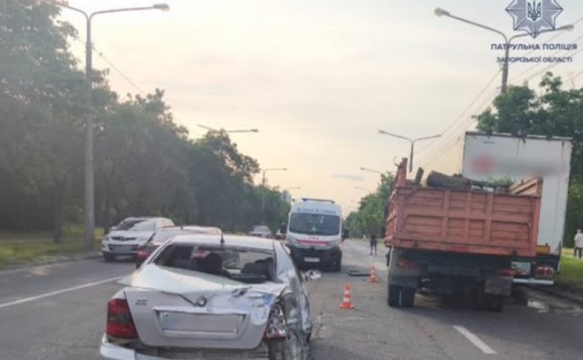 У Запоріжжі сталася ДТП за участю трьох автівок У Запоріжжі сталася ДТП за участю трьох автівок