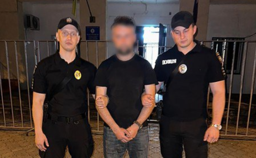 У Запоріжжі затримали чоловіка, який пограбував пенсіонера серед білого дня