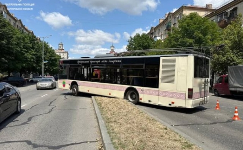 У Запоріжжі внаслідок ДТП ускладнено рух транспорту проспектом Соборним від бульвару Шевченка до вулиці Героїв Крут У Запоріжжі внаслідок ДТП ускладнено рух транспорту проспектом Соборним від бульвару Шевченка до вулиці Героїв Крут