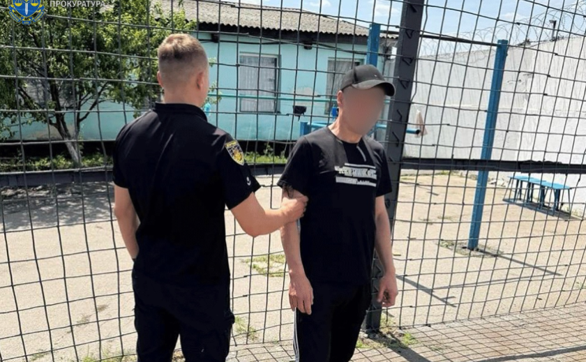У Запоріжжі судитимуть ув’язненого, який виманив у матері загиблого військового майже 150 000 гривень