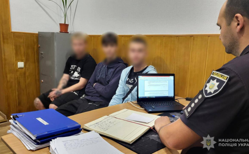 У Запоріжжі троє молодиків пошкодили державні прапори: правоохоронці відкрили кримінальне провадження