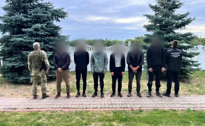 Зупинили за 400 метрів від кордону: правоохоронці затримали втікачів із Запорізької області