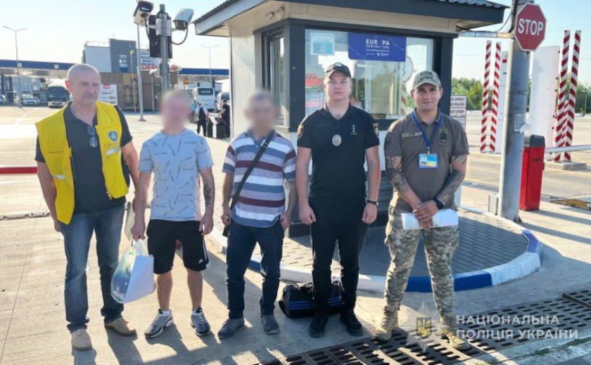 Запорізькі міграційники видворили двох іноземців, які незаконно перебували на території України