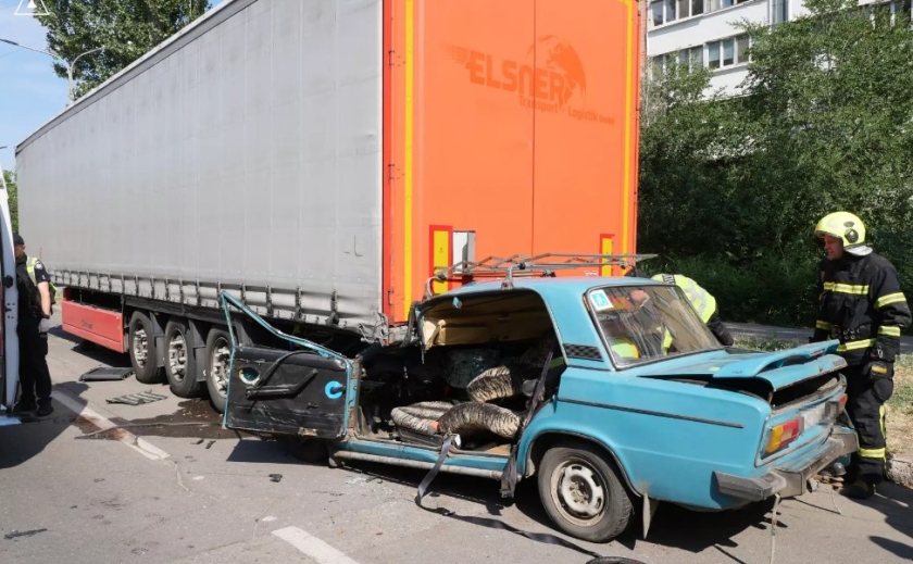 Влетів під фуру: У Запоріжжі внаслідок ДТП загинув чоловік Влетів під фуру: У Запоріжжі внаслідок ДТП загинув чоловік