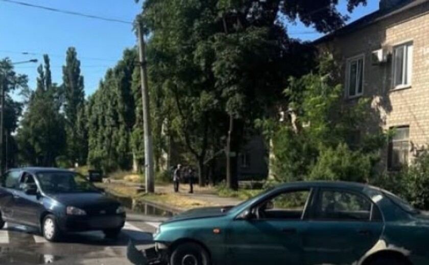 У Заводському районі Запоріжжя зіткнулися дві автівки