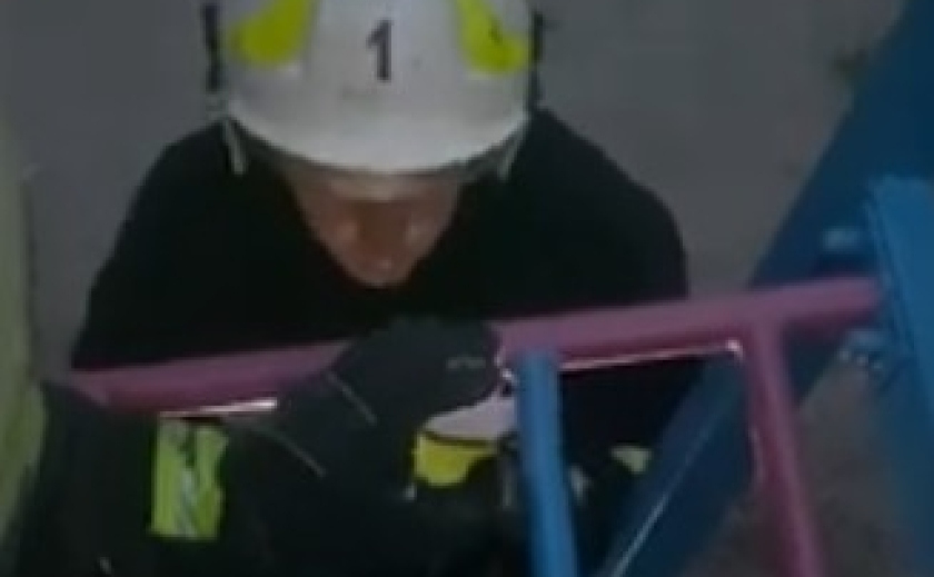У Запоріжжі надзвичайники допомогли дитині, яка застрягла у металевих конструкціях сходинок