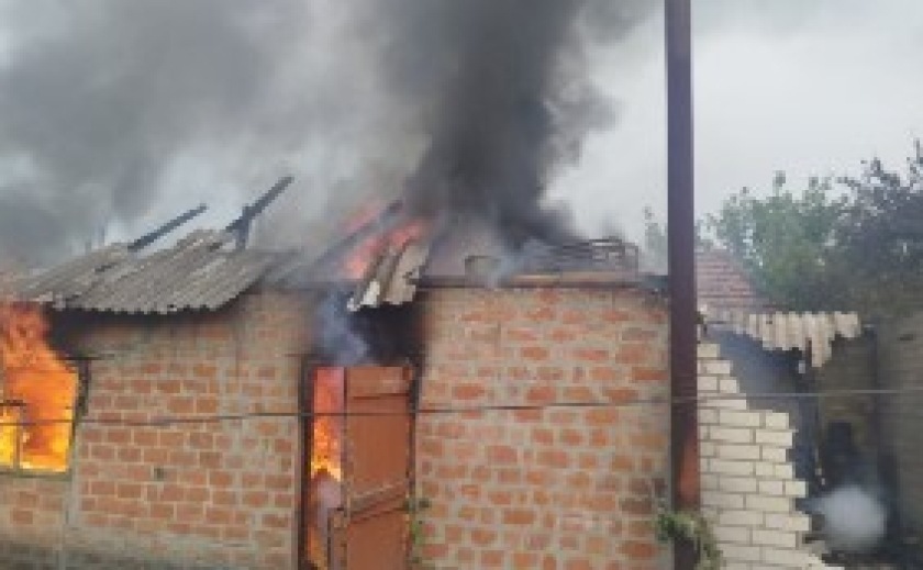 У Запоріжжі зайнявся дах житлового будинку площею 30 кв. м