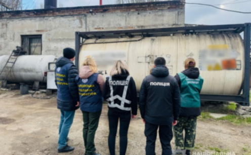 У Запоріжжі викрито організовану групу, яка виготовляла фальсифіковане пальне та забруднювала землю