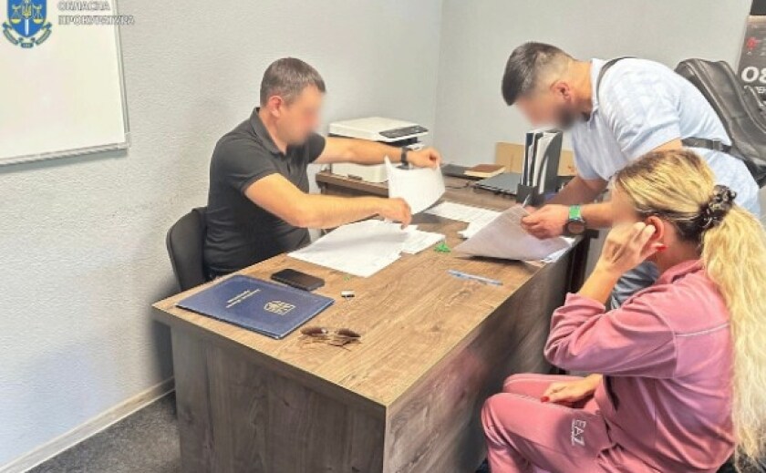 У Запоріжжі на отриманні 6 тис. доларів США затримано організаторку схеми втечі ухилянтів за кордон