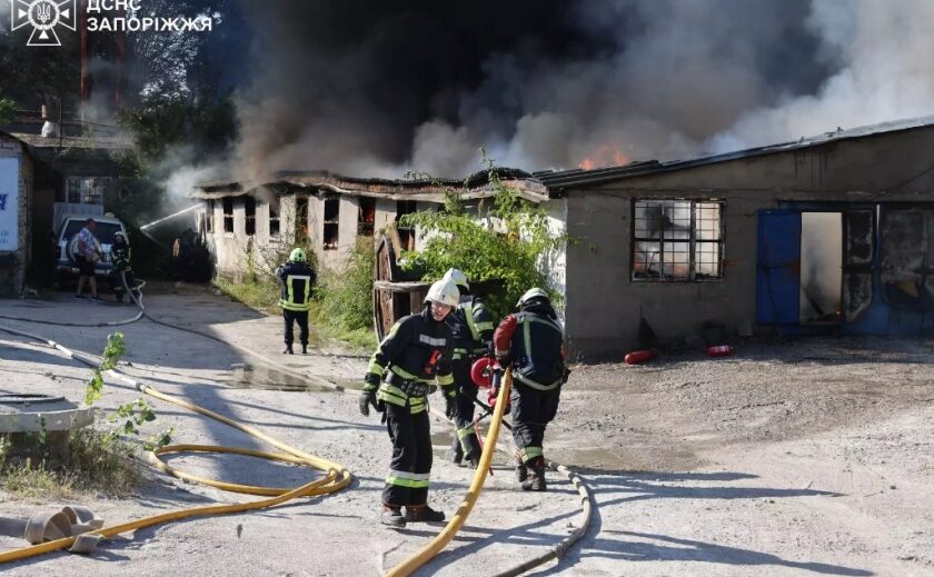 У Запоріжжі загасили масштабну пожежу у складському приміщенні