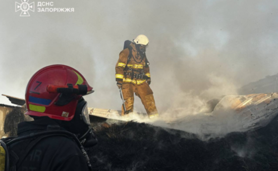 Запорізькі рятувальники ліквідували масштабну пожежу на території кінного клубу