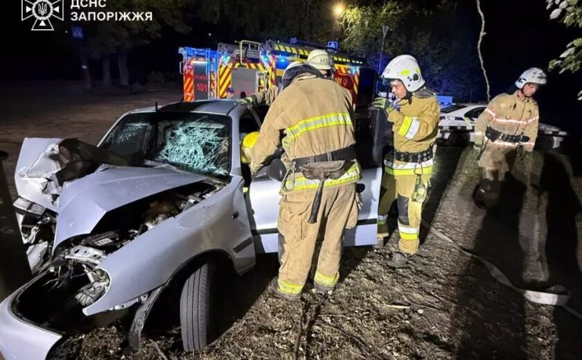 У Запоріжжі водій легкового автомобіля Daewoo не впорався з керуванням та в’їхав в електроопору: кермувальника затисло всередині авто