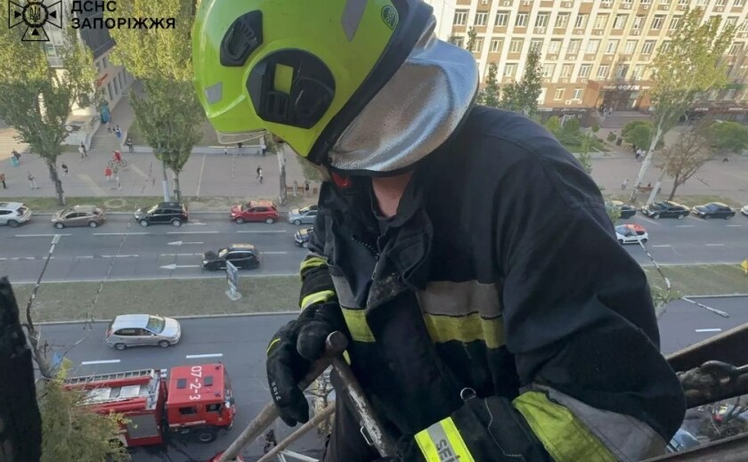 У Запоріжжі ліквідували пожежу на балконі багатоповерхівки