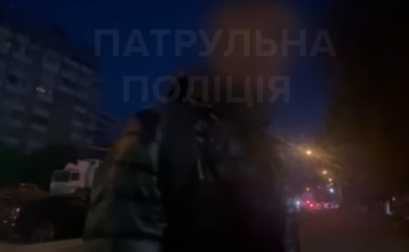 У Запоріжжі затримали грабіжника, який схопив жінку за шию та забрав телефон