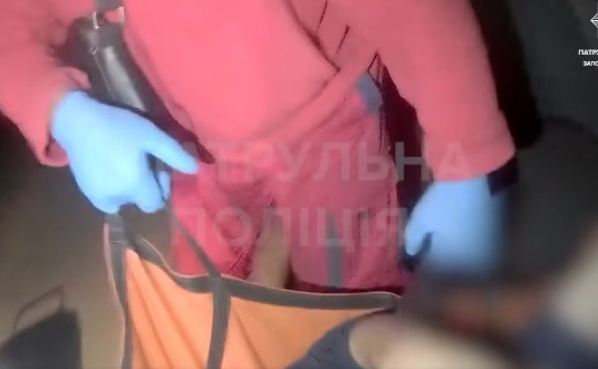 У Запоріжжі патрульні допомогли чоловіку, який пошкодив ногу