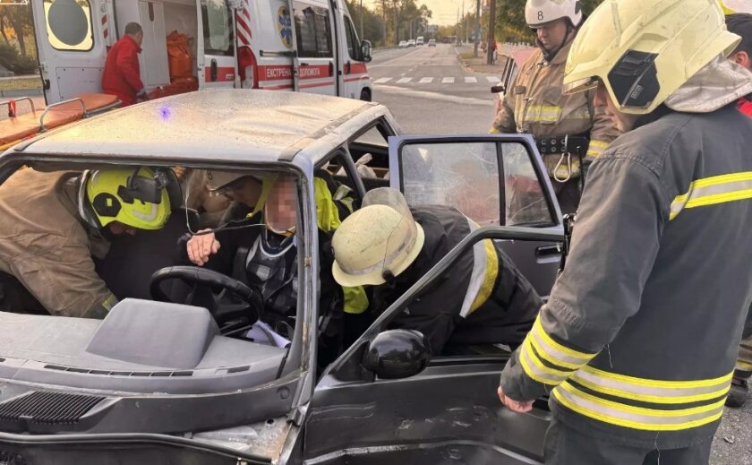 Запоріжжя: рятувальники деблокували водія з понівеченого внаслідок ДТП автомобіля