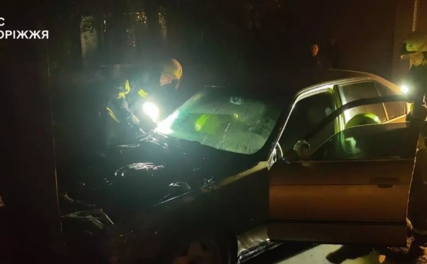 У Запоріжжі вночі загорілась автівка