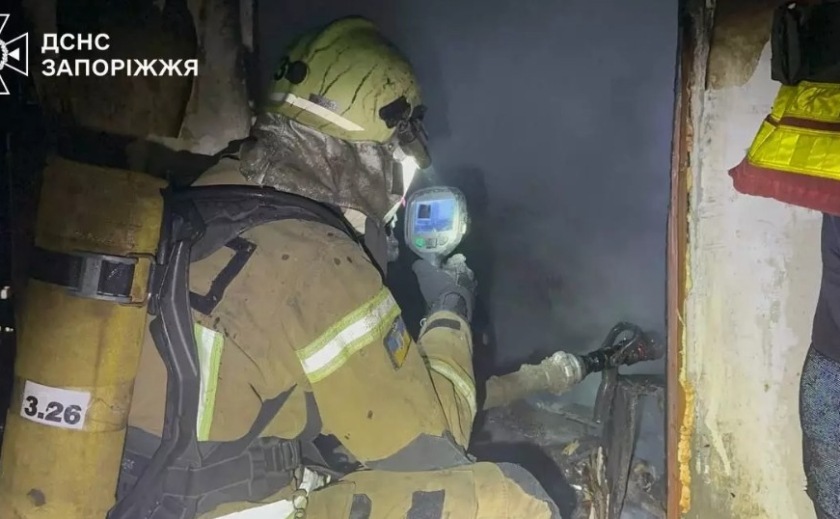 Запорізькі рятувальники евакуювали 15 людей під час пожежі, власник оселі загинув
