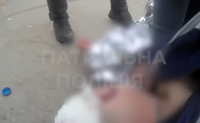 У Запоріжжі чоловік знепритомнів на очах: патрульні поспішили на допомогу