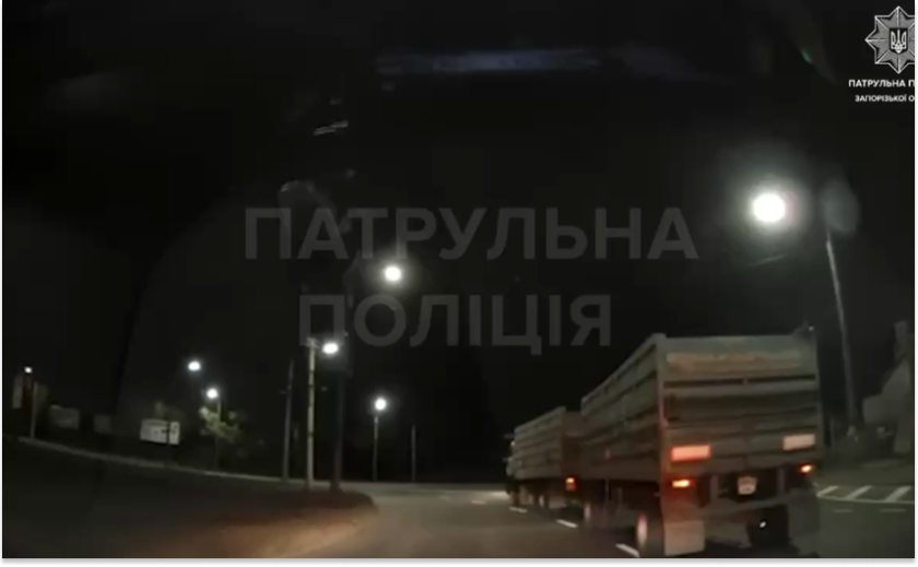 Колесо вантажівки зайнялося на ходу: патрульні Запоріжжя запобігли пожежі на дорозі