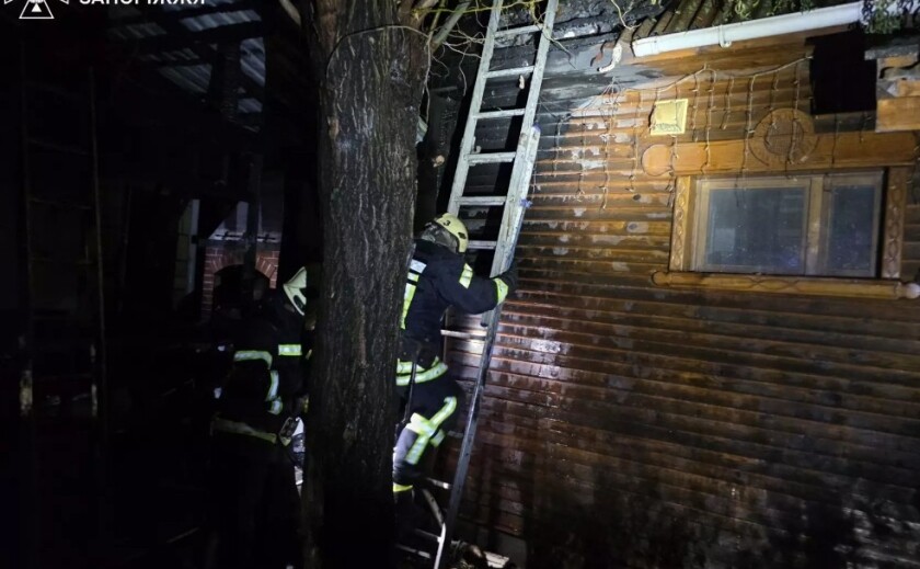 У Запоріжжі зайнялася лазня, вогонь перекинувся на бесідку
