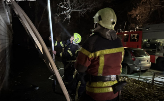 На пожежі у Запоріжжі загинула 69-річна жінка, ще 17 людей врятовано