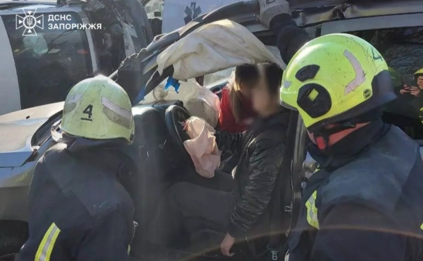 У Запоріжжі внаслідок ДТП водійку затисло в понівеченій автівці