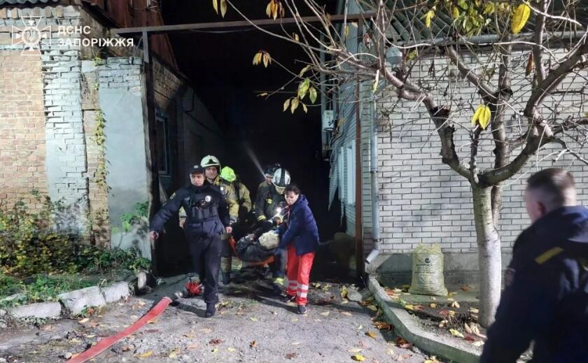 Пожежа через необережне поводження з вогнем: у Запоріжжі надзвичайники винесли чоловіка з палаючої кімнати