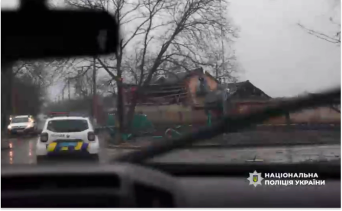 Поліцейські Запоріжжя евакуювали матір із трьома дітьми з-під обстрілів