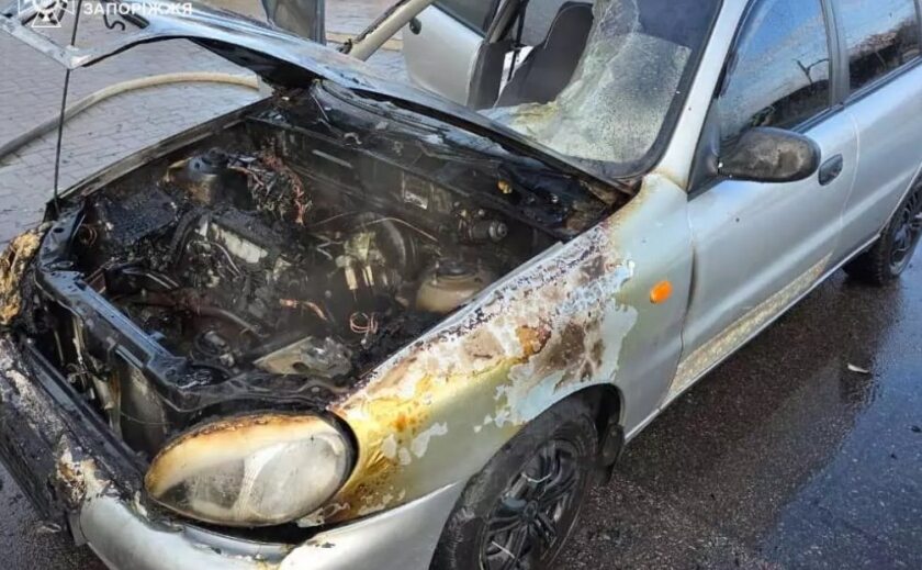 У Запоріжжі на зупинці зайнявся Daewoo
