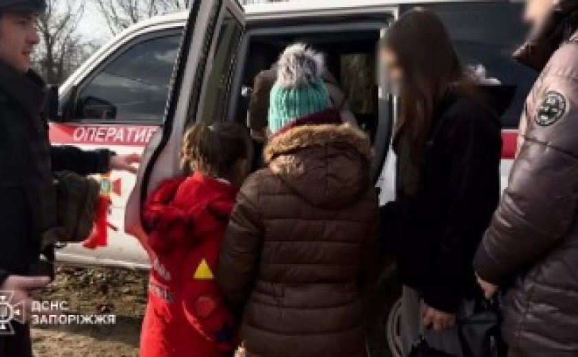 Дві родини вдалося вивезти з прифронтової зони Запорізької області завдяки спільній роботі рятувальників і поліцейських