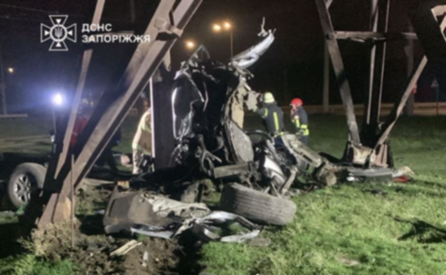 Надзвичайники Запоріжжя деблокували постраждалого з понівеченої автівки: подробиці смертельної ДТП