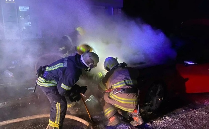 У Запоріжжі ввечері з невідомих причин зайнявся автомобіль